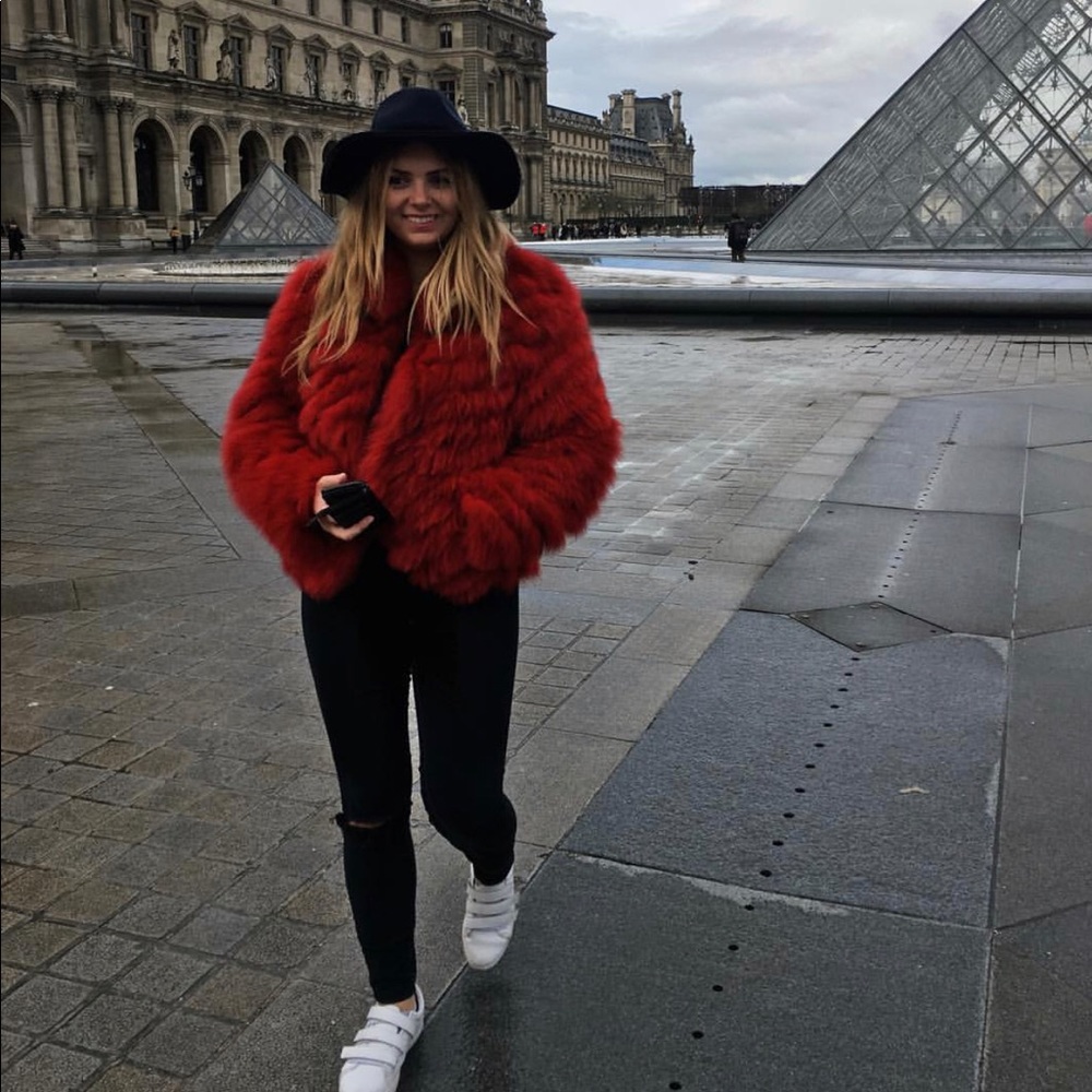 Red fox fur coat.    M\L